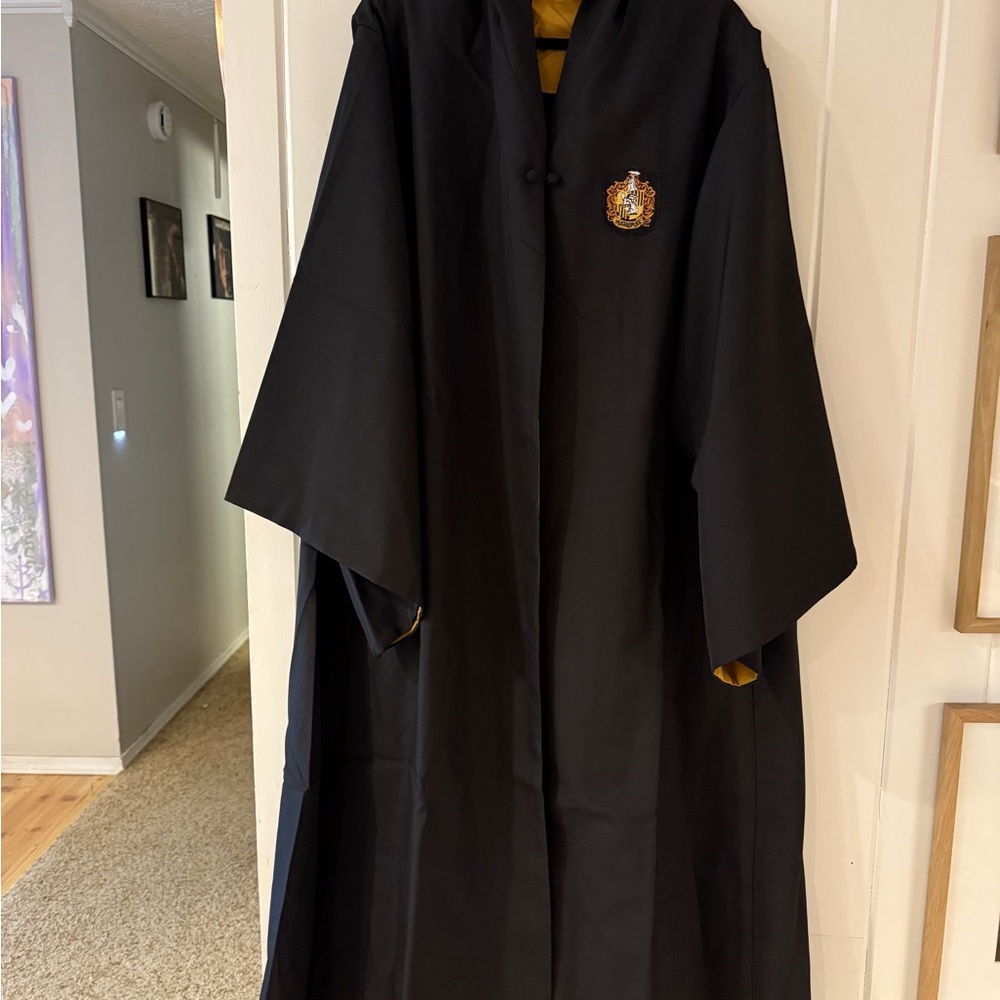 Brand new from universal Black and Gold hufflepuff Hooded Hogwarts Cloak - Picture 2 of 5